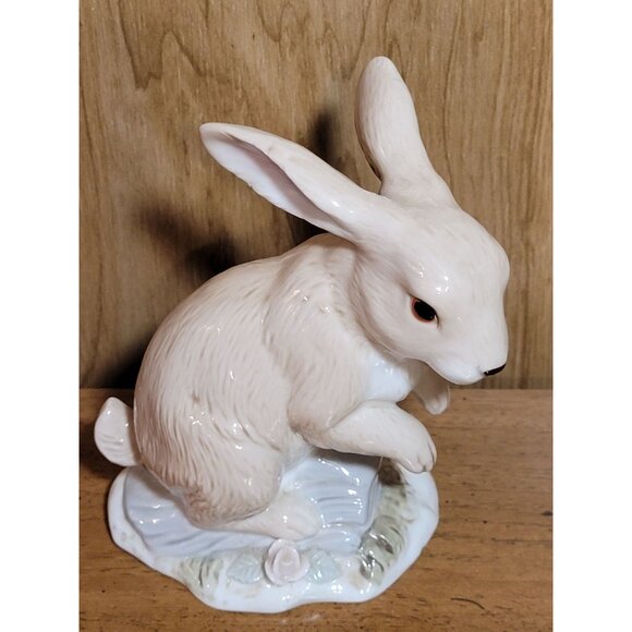 Vintage 1986 Enesco Imports Porcelain Easter Bunny Rabbit Sitting in Grass Figur - Picture 2 of 9